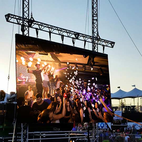 R5 Plus Case In stage sub-background,San Francisco, USA. 2