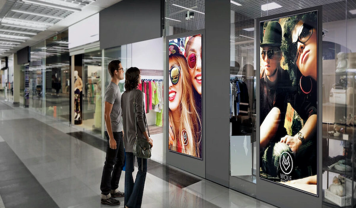 FS LED Display Case in Berlin Business Center Success 2