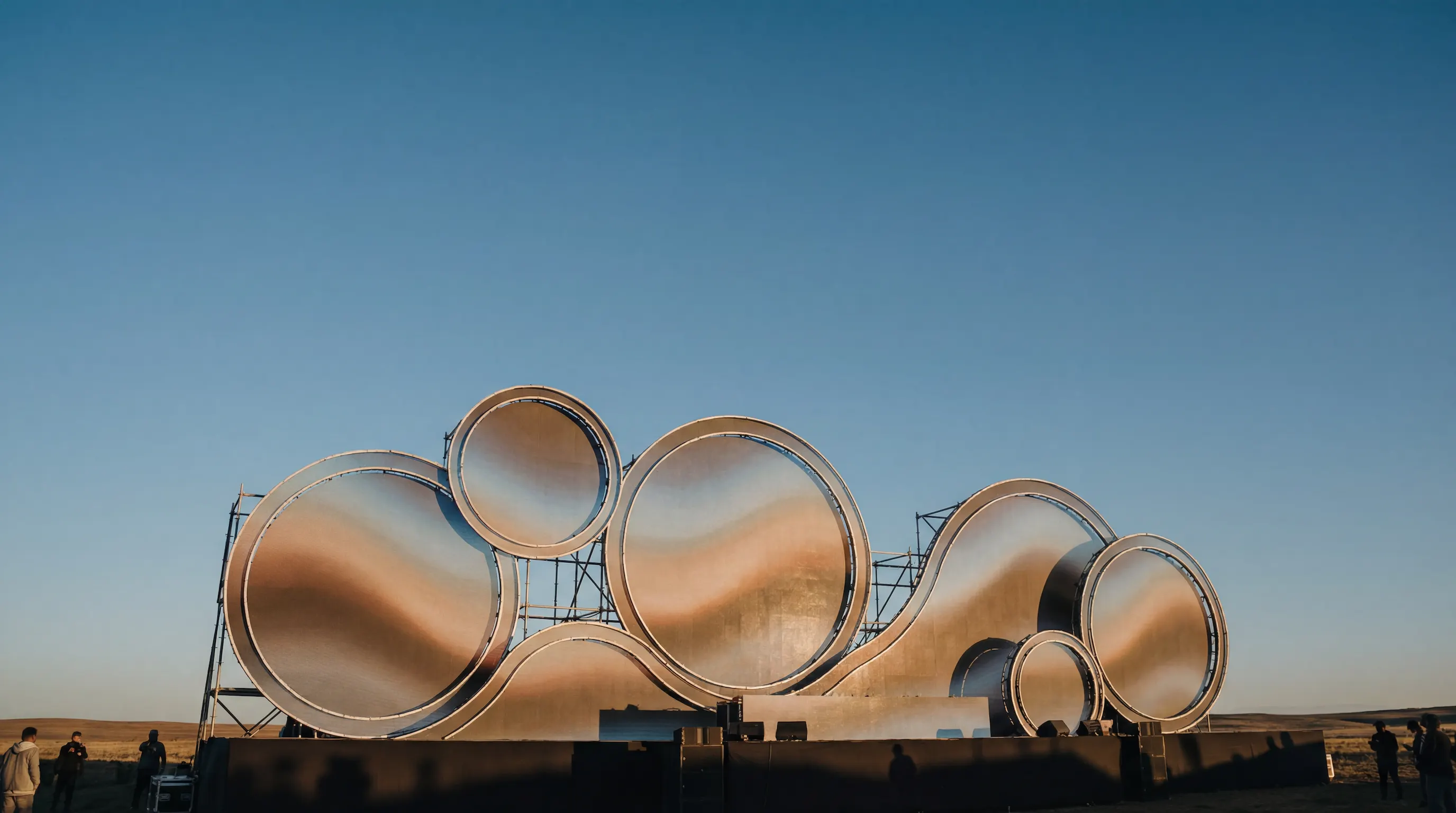 R5 Series LED Display - Shape the stage from standard walls to creative stage designs